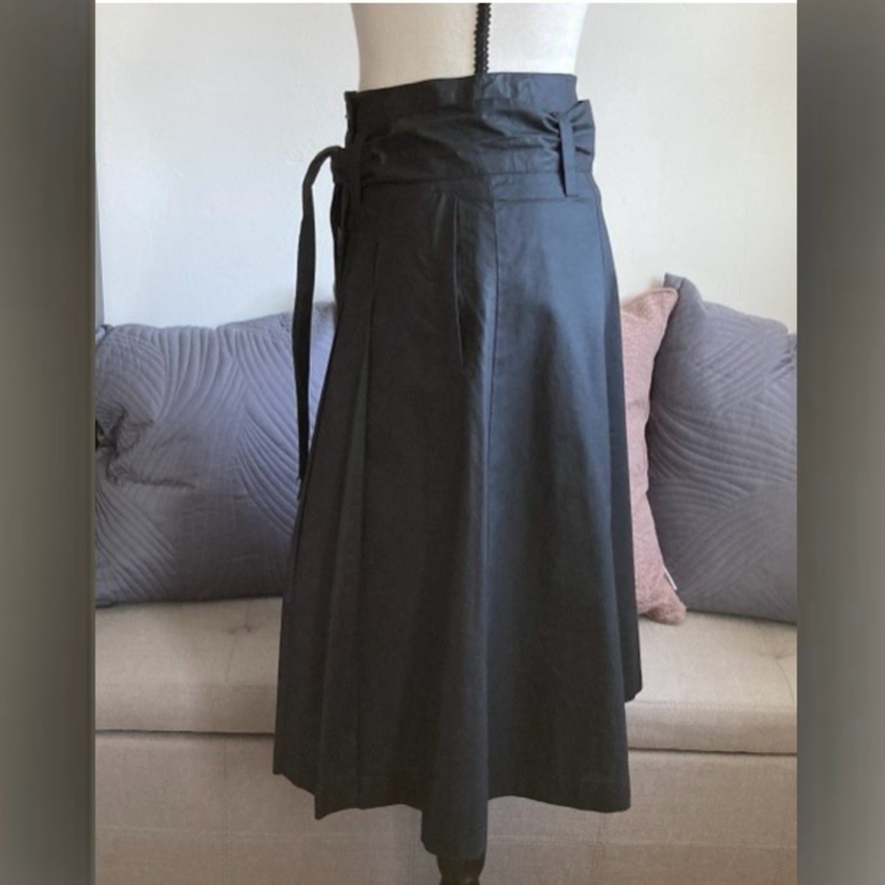EUC H&M High Waisted dirndl skirt. Double Breasted w/self belt, Black.
Size 4 - Picture 10 of 16